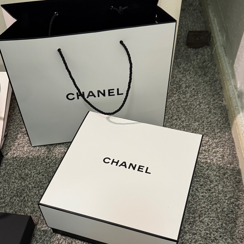 CHANEL White and Black Gift Set